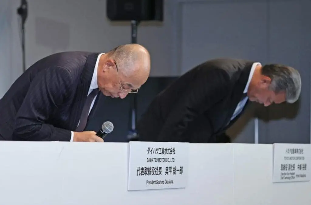 Photo de Soichiro Okudaira, président de Daihatsu une filiale de Toyota, qui s'incline longuement en signe de contrition.