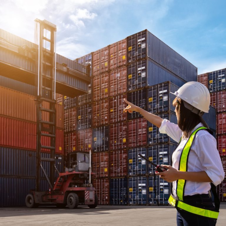 Femme dans un entrepôt logistique