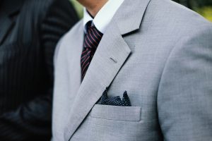 Image d'un manager de transition vêtu d'une tenue professionnelle