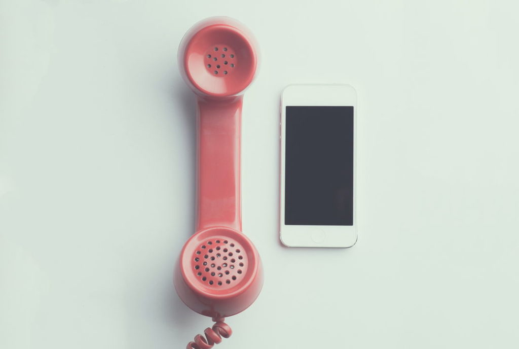 telephone ancien rouge et un smartphone