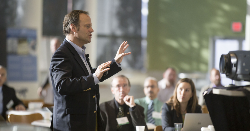 Dirigeant qui parle devant une foule - management de transition