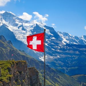 Paysage de la Suisse avec le drapeau Suisse