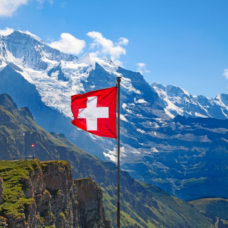 Paysage de la Suisse avec le drapeau Suisse