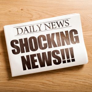 Image d'un journal où il est écrit "shocking news" - MOMEN