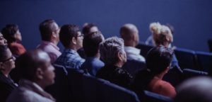 public dans une salle
