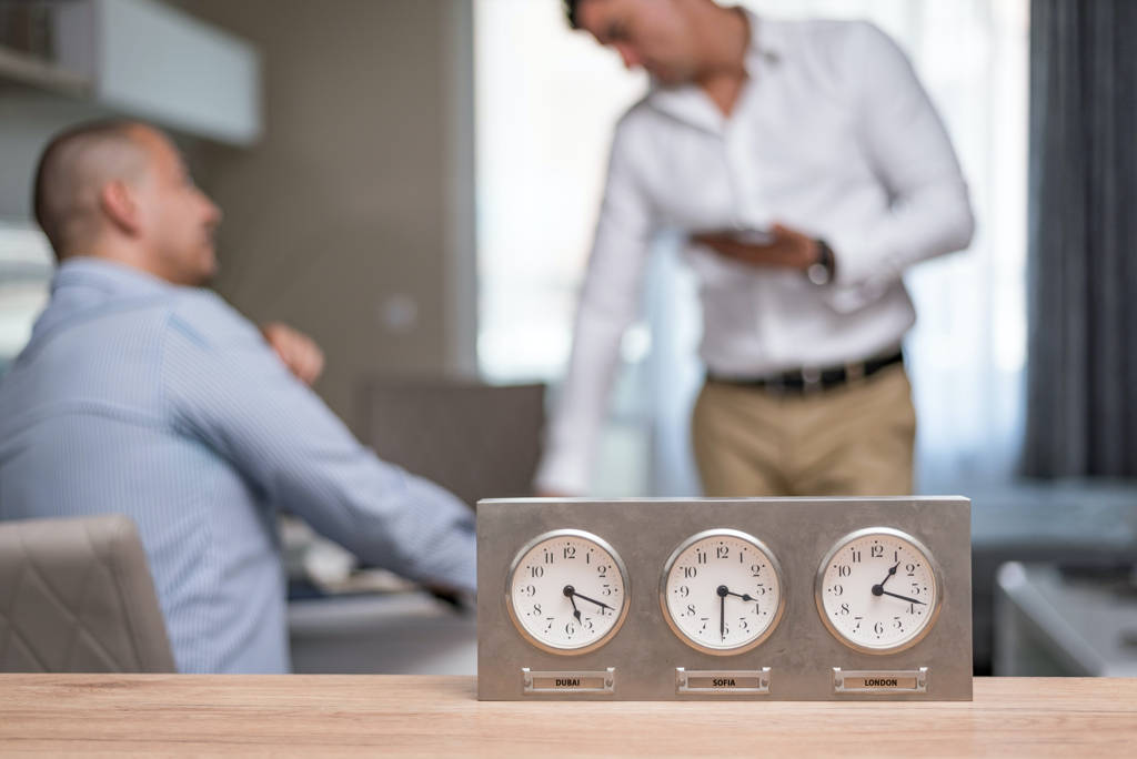 deus hommes dans un bureau