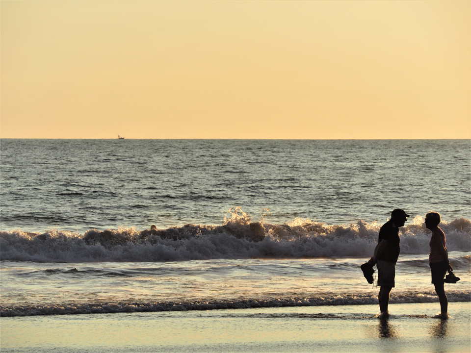 discussion entre un homme et une femme sur la plage