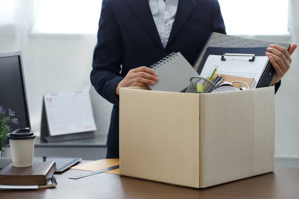 Employé faisant ses cartons pour quitter l'entreprise pour cause de démission