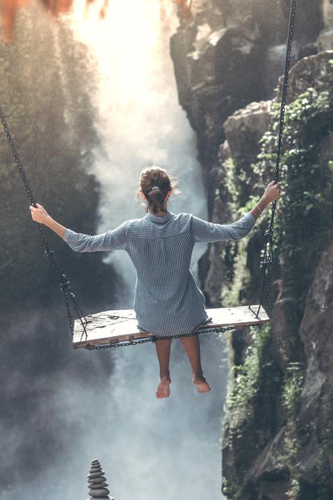 fille sur une balançoire dans le vide