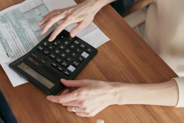 Image d'une femme avec une facture et une calculatrice