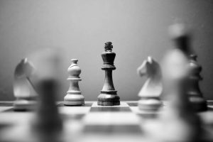 Jeu d'échec avec pièce roi au milieu