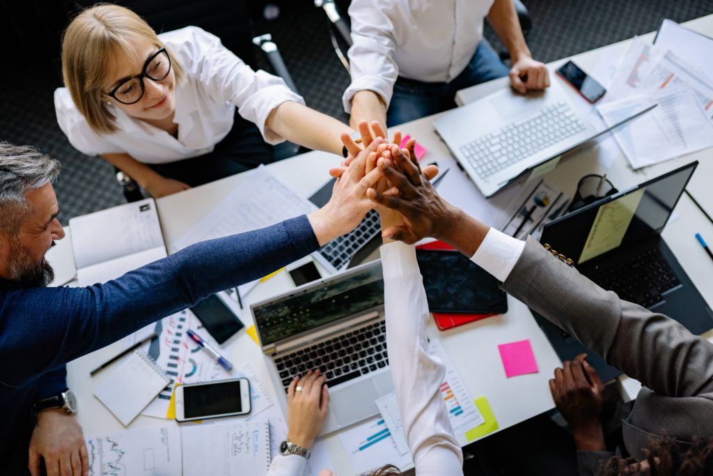 Employés qui se tapent la main pour symboliser l'unité