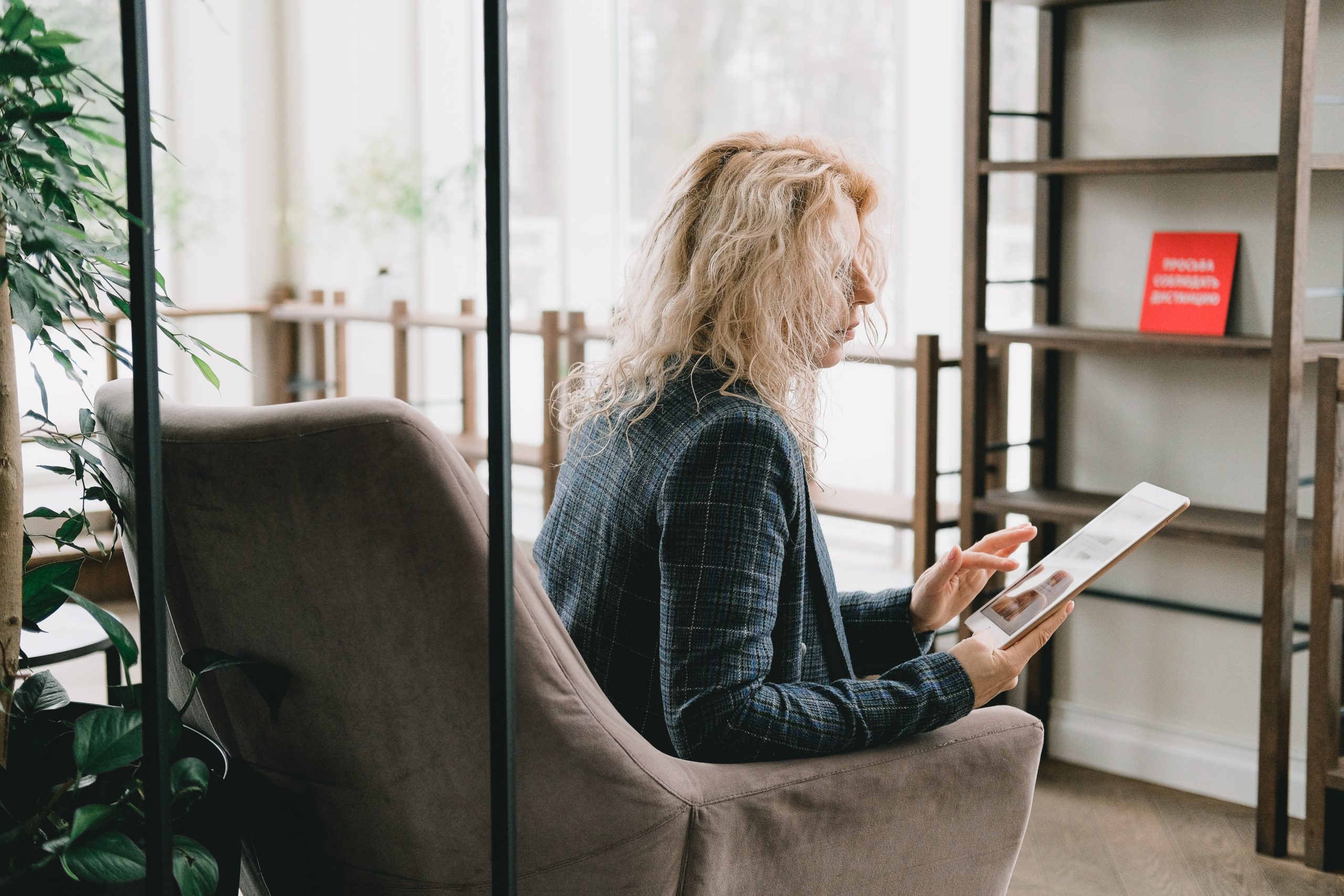 femme lisant une tablette tactile