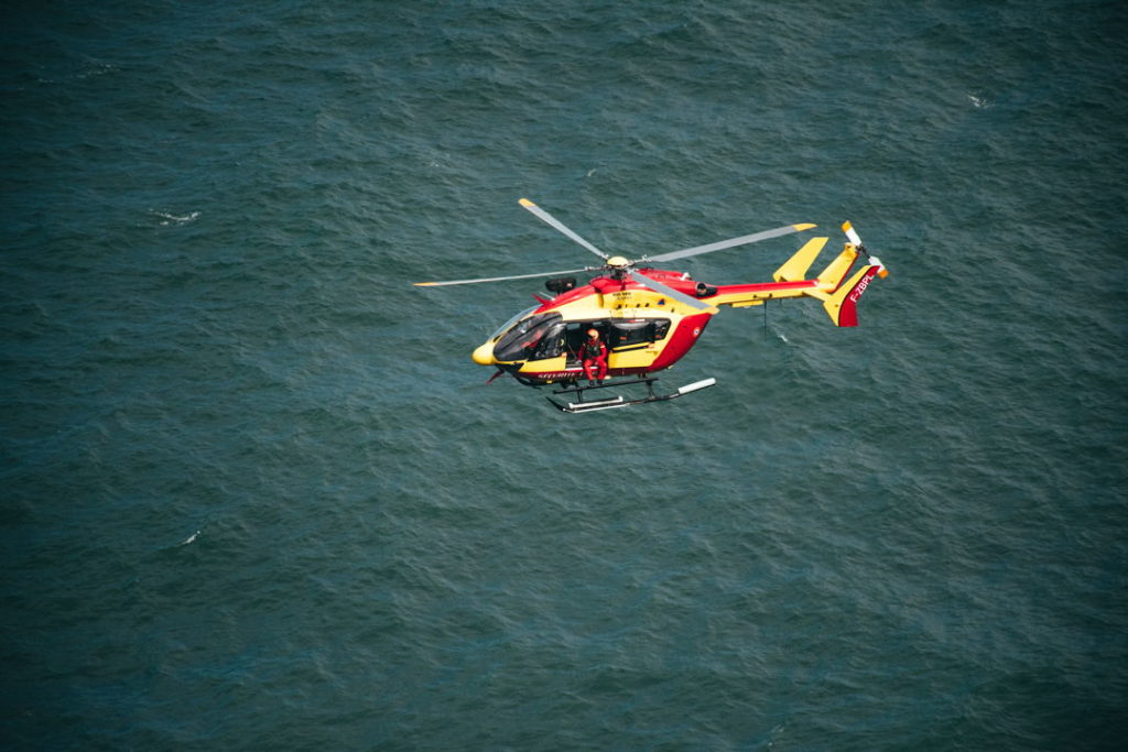 helicoptere au dessus de la mer