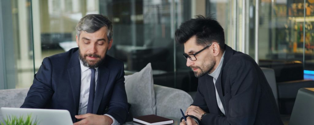 2 directeurs en train de discuter sur un projet