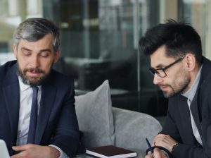 2 directeurs en train de discuter sur un projet